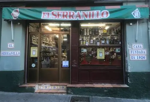 Фасад Эль-Серранильо на площади Пласа-дель-Конде-Луна в Леоне.