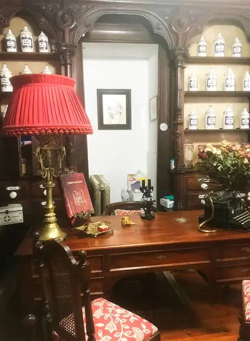 Оригинальная офисная мебель за прилавком аптеки Merino.