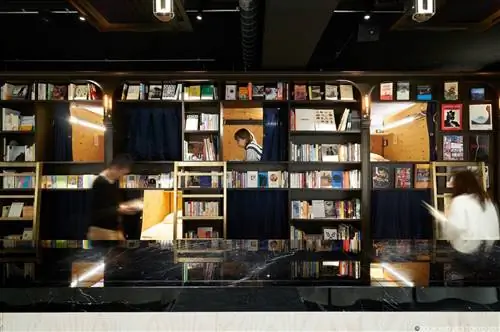 книга и кровать