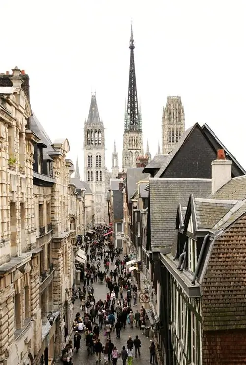 Железный шпиль Руанского собора делает его самым высоким во Франции.