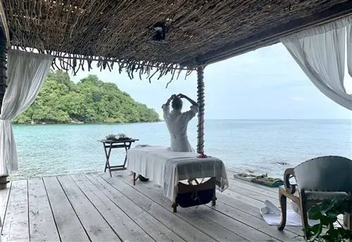 Деревянная платформа над морем, где делают массаж.