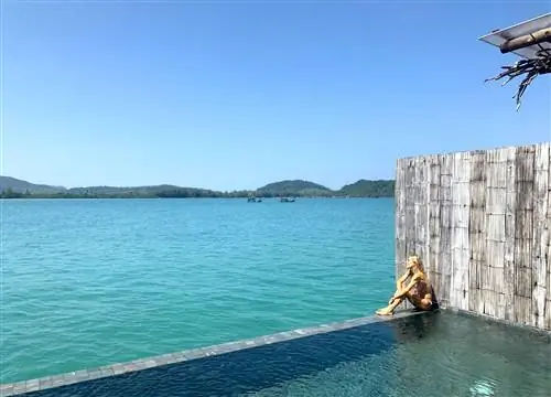 Бассейн в одной из частных вилл Song Sea.