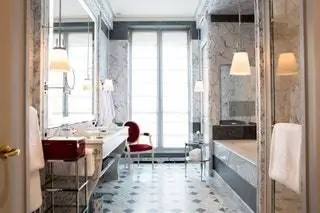 Отключитесь от всего этого в La Rserve Paris Hotel Spa