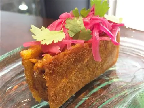 Сэндвич с поросенком Pibil с маринованным красным луком
