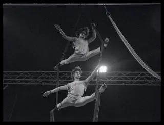 Посетите шоу Phare Circus of Cambodia.