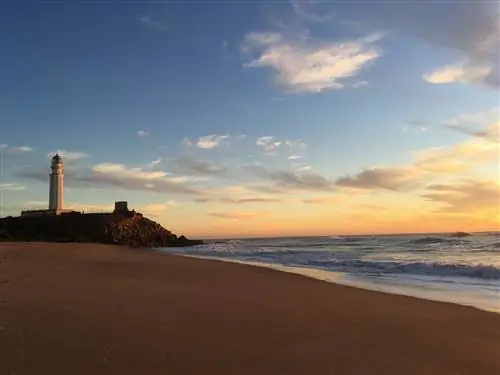 Пляж Трафальгарского маяка в Барбате.