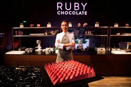 Динара Касько со своим творением для Ruby Chocolate