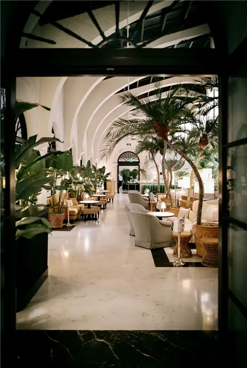 Лидо и его бар шампанского