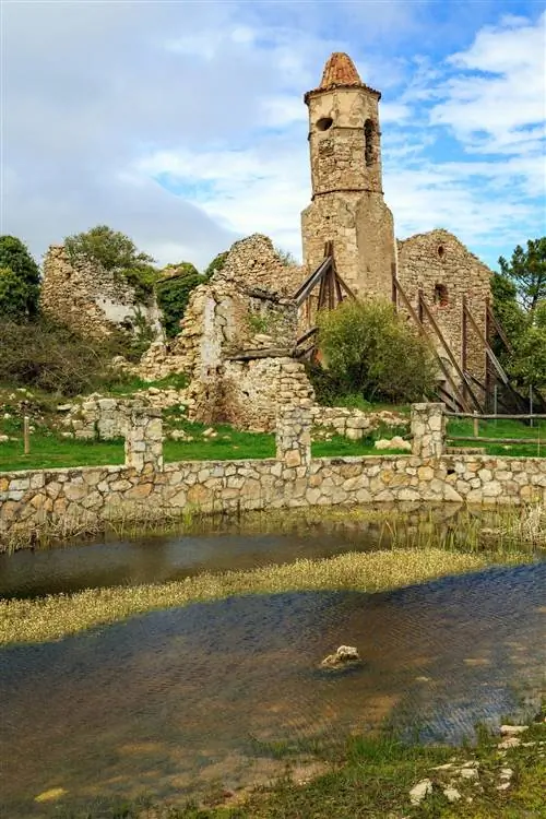 Руины старого заброшенного города Ла Муссара Таррагона.