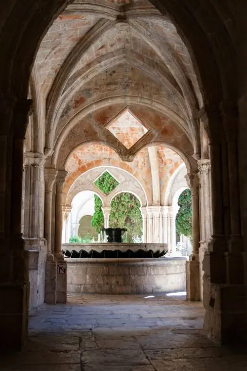 Фонтан в монастыре Королевского монастыря Санта-Мария-де-Поблет.