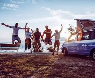 Roadrip с друзьями в караване дорожных серферов.