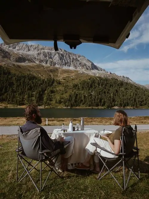 Кемпинг у озера в Италии Все возможно благодаря роудсерферу.