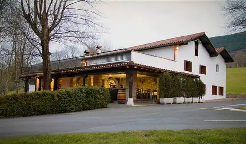 Есть такие рестораны, как PatxikuEnea Erretegia, которые стоит посетить.