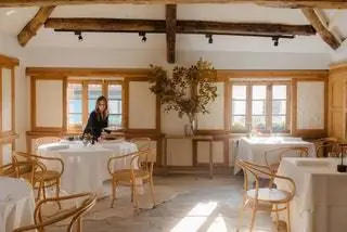 Снова направляясь на север, мы подходим к Casa Marcial, удостоенному двух звезд Мишлен, который, наконец, вновь открывается…