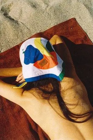 Мы в нескольких шагах от смены времен года, но весна уже греет под солнцем. Прикрыться от него и пройти…