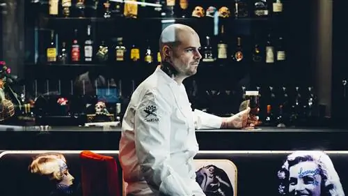Тонино Валиенте в баре Tatau Bistro.