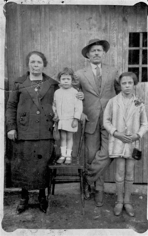 Хуан Кастро и Рита Взкес с дочерьми