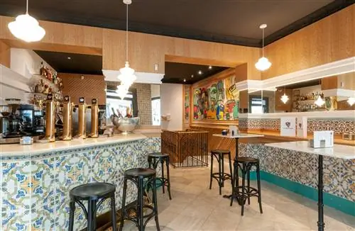 Барная зона La cabezona выделяется своей красочной плиткой.