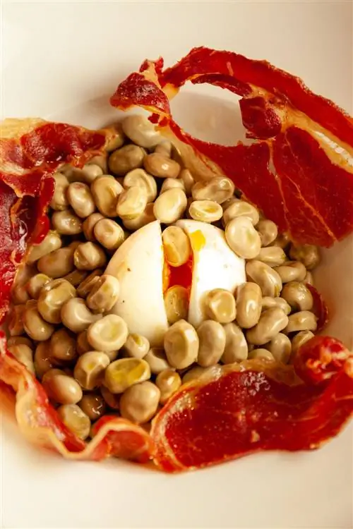 Засахаренные бобы с хрустящей ибрико и яичной моллетом в La Cabezona.