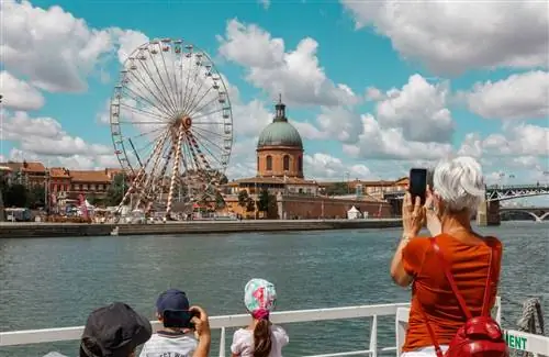 семья фотографирует колесо обозрения в Тулузе