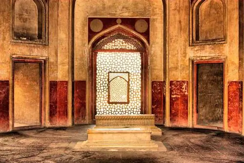 Интерьер гробницы Хумаюна - яркий пример архитектуры Великих Моголов.