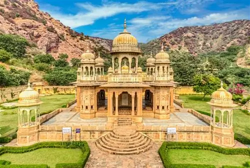 Между горами расположились королевские гробницы Роял Гайтор.