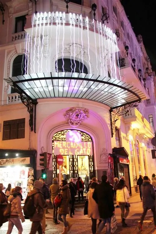 Рождественский выпуск Mercadillo del Gato проводится на улице Гран Виа.
