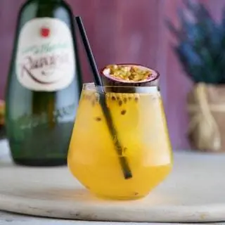 Ингредиенты Ruavieja Herbal Liqueur 4cl Сок маракуйи Лед Гарнир из половины маракуйи… Ингредиенты Ruavieja Herbal Liqueur 4cl Сок маракуйи Лед Гарнир из половины маракуйи…