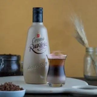 Ингредиенты 40 мл кофейного ликера Ruavieja 30 мл сливок Ruavieja 30 мл Triple Sec или апельсинового ликера … Ингредиенты 40 мл кофейного ликера Ruavieja 30 мл сливок Ruavieja 30 мл Triple Sec или апельсинового ликера …
