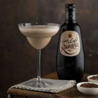 Ингредиенты Кофейный ликер Ruavieja 56 cl Молоко 89 cl 1 cl карамельный или шоколадный сироп белый шоколад или… Ингредиенты Кофейный ликер Ruavieja 56 cl Молоко 89 cl 1 cl карамельный или шоколадный сироп белый шоколад или…