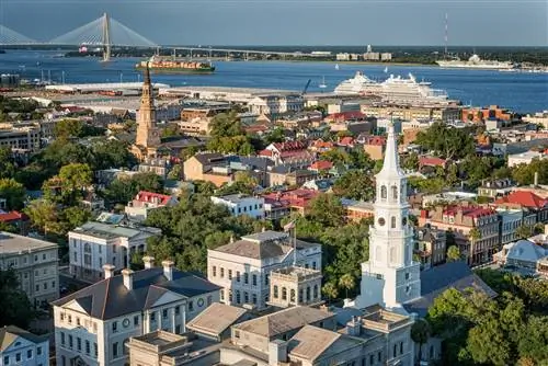 Кинг-стрит - самая популярная улица в портовом городе Чарльстон.
