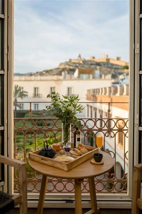 Завтрак в одном из номеров отеля AIRE Ancient Baths Almería.