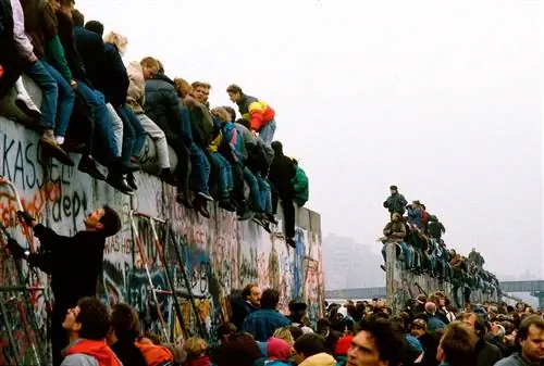 Падение Берлинской стены в 1989 году.