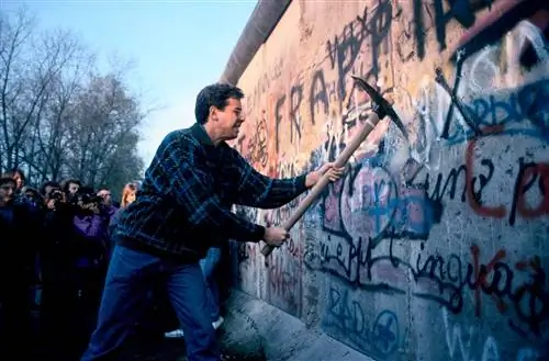 Падение Берлинской стены в 1989 году.