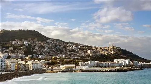 Алжир, выцветший балкон с видом на Средиземное море