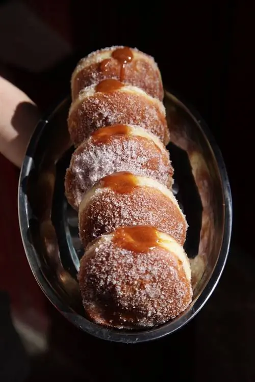 Берлинер с начинкой из нектарина