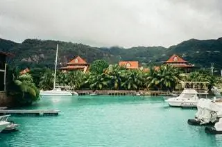 Провести несколько дней, занимаясь водными видами спорта и поужинав на пляже при свечах, звучит как отличный план. На Сейшельских островах и…