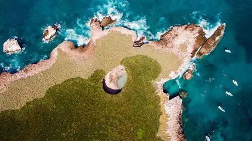 Исследуйте каждый закоулок самого отдаленного пляжа на планете.