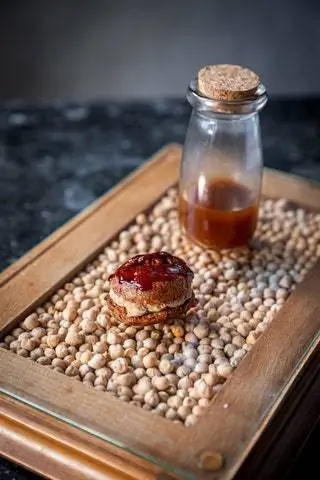 Начинается интенсивный поиск террас. Это и без того было сложной задачей, а в нынешние времена тем более. Бары и рестораны…