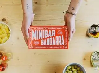 Если есть что-то, что нас очаровывает, когда мы приезжаем в отель, так это то, что мы открываем этот мини-бар и обнаруживаем, что он скрывает. Конфеты…