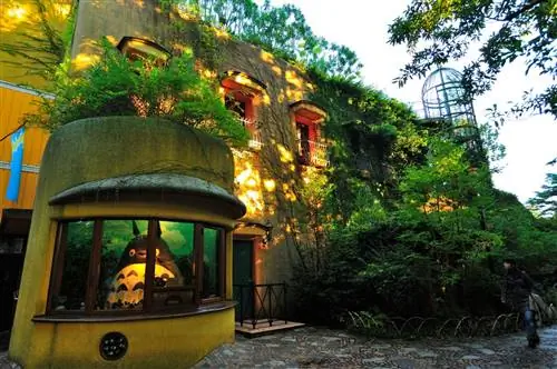 Тоторо приветствует нас в музее Ghibli.