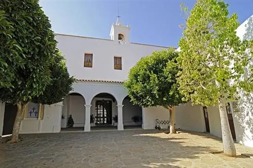 Причины поехать на Ибицу весной