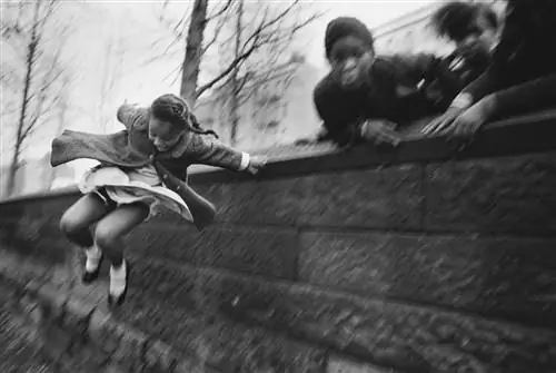 Девушка карабкается по стене. Центральный парк, Нью-Йорк, США, 1967 год.