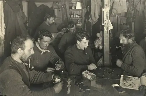 Экспедиционная группа внутри Endurance