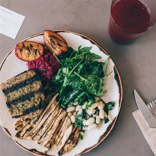 Куриная грудка, маринованная в домашнем соусе чипотле, в Honest Greens