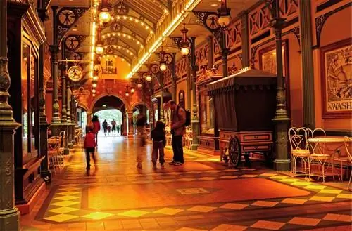 Крытые проходы, как в удивительной аркаде Discovery.