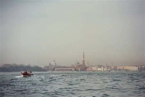 Направляясь на Мурано на вапоретто и оставляя за собой впечатляющую панораму Венеции.