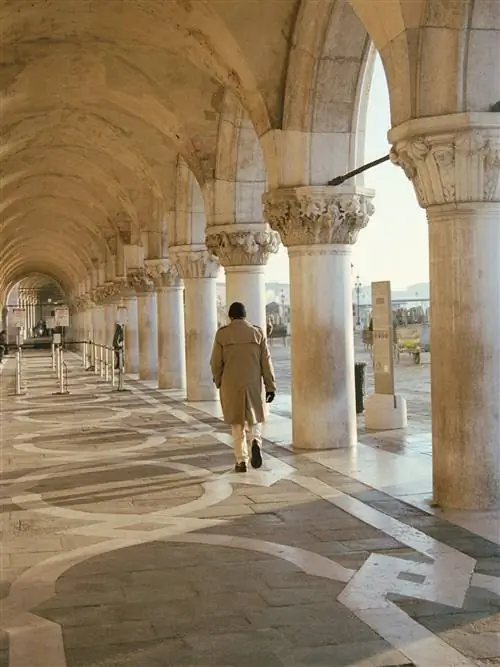 Аркады с их внушительной колоннадой