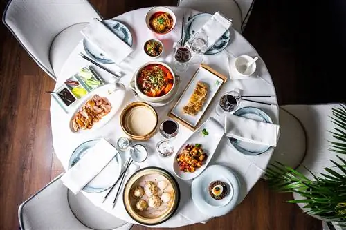 Новогодний стол в ресторане Hutong