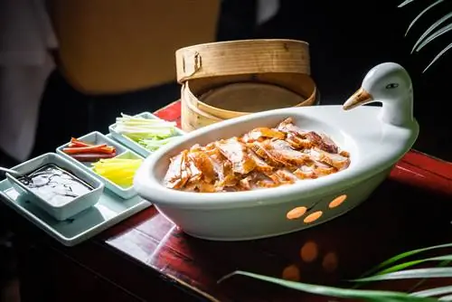 Утка по-пекински готова к подаче с огуречными блинчиками и соусом хойсин